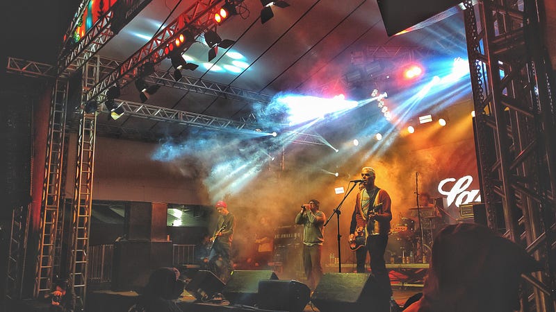 APAGUE AS LUZES, PEQUENO LUTADOR.