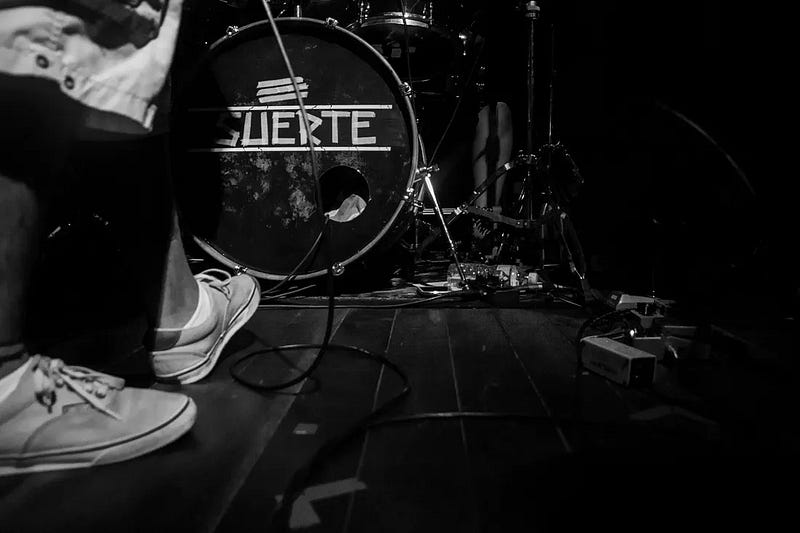 QUEM É AQUELE QUE NADA TEM?